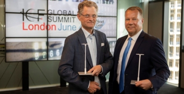 LuxTurrim 5G-hanketta vetävä Nokian johtaja Juha Salmelin ja Espoon kaupunginjohtaja Jukka Mäkelä vastaanottivat arvokkaan tunnustuspalkinnon Lontoossa.