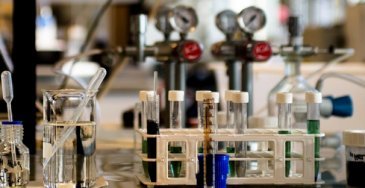 NiMH-akkujätettä ja harvinaisten maametallien talteen ottamiseen käytettyjä kemikaaleja.