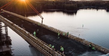 Vekaransalmen jättisillan kansi valettu