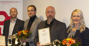 Kuvassa vasemmalta oikealle: Isku Interior Oy:n tuotantojohtaja Saku Antikainen ja laatu- ja logistiikkapäällikkö Mikko Heinilä, Maslog Oy:n COB, Chairman of the Board Juha-Pekka Rintamäki ja Sales and Marketing Manager Elina Mähönen.
