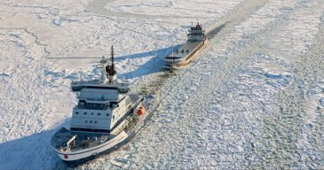 Aluksen jääluokka vaikuttaa ratkaisevasti siihen, miten todennäköisesti se juuttuu jäähän. Suurin vaara on huonoimman jääluokan aluksilla, joita jäihin juuttuu vuosittain useita. 