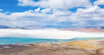 Livent hankkii litiumin Argentiinasta suolajärvien vedestä. BMW:n mukaan hankinta on ekologisesti kestävää ja vastuullista kaivostoimintaa.