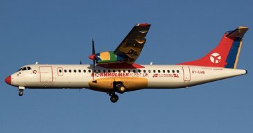 Tanskalaisen DAT A/S -yhtiön ATR 72-200 -lentokone valmistautumassa laskeutumaan.