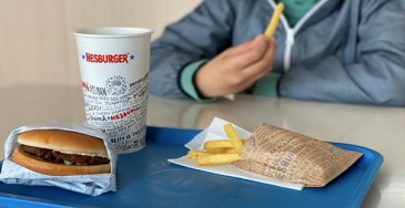 Kuljetuslaatikoista syntyi 19 000 tarjotinta Hesburger-ravintoloihin