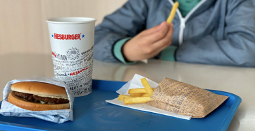 Kuljetuslaatikoista syntyi 19 000 tarjotinta Hesburger-ravintoloihin