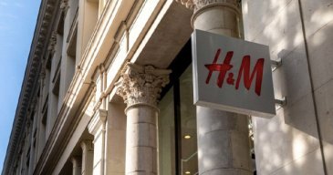 Kiina-konflikti tulee pahaan aikaan H&M:lle, joka on jo pandemian takia joutunut sulkemaan suuren myymälöistään erin puolilla maailmaa,
