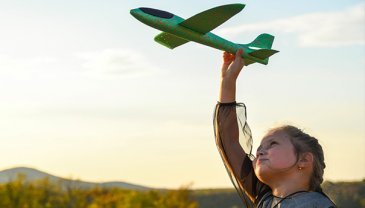 Saksalainen logistiikkajätti Kuehne+Nagel ja Air France KLM ovat aloittaneet ensimmäisen hiilineutraalin lentorahtireitin Pohjois-Amerikan ja Euroopan välillä tammikuussa 2021.