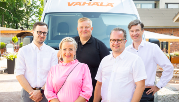 Eturivissä Vähälä Yhtiöiden Tiina Salonen ja Ville Vähälä, takarivissä vasemmalta Janne Vähälä sekä DB Schenkerin CEO Petteri Nurmi ja CFO Tom Bäckman.
