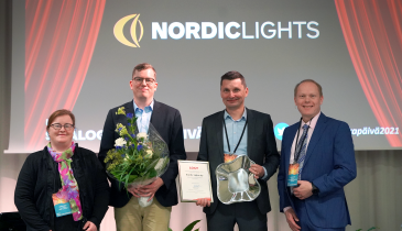 Kuvassa LOGYn palvelupäällikkö Mirka Airas (vasemmalla), Nordic Lights Oy:n Process Development Specialist Andreas Strömsnäs, Director, Supply Chain & Production Tomas Skott ja Sisälogistiikkapäivän juontaja Pasi Nieminen.