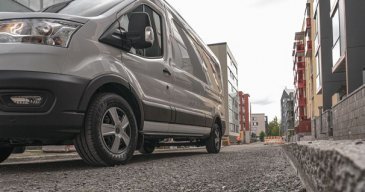 Maksimoi pakettiautonrenkaiden kestävyys ja käyttöikä: kiinnitä huomiota rengaspaineisiin sekä renkaiden rakenteeseen ja säilytykseen.