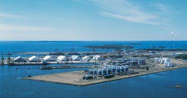 Oiltanking Finlandin Kotkan terminaali varastoi petrokemian tuotteita lämmitettäviin ja lämpöeristettyihin säiliöihin, joista niitä voidaan lastata muun muassa säiliöautoihin tai laivoihin.