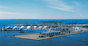 Oiltanking Finlandin Kotkan terminaali varastoi petrokemian tuotteita lämmitettäviin ja lämpöeristettyihin säiliöihin, joista niitä voidaan lastata muun muassa säiliöautoihin tai laivoihin.