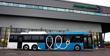 Sähköbussit ladataan yöaikaan varikolla ja tarvittaessa päivätauolla. Suurikokoiset akut riittävät noin 300 kilometrin kantamaan huonommallakin kelillä.