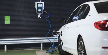 Sähköautojen latauspisteitä syntyy nyt vauhdilla