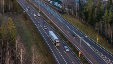 Testissä käytettävät kuorma-autot kuljettavat Scanian omia tuotteita osana yrityksen normaalia logistiikkaa ja ajoneuvot ovat osa Scanian kuljetuslaboratorion kalustoa.