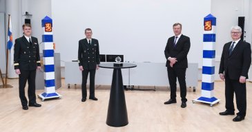 Kuutiopalkinnon ottivat vastaan (vasemmalta) Rajavartiolaitoksen henkilöstöosaston osastopäällikkö, lippuamiraali Tom Hanén ja Rajavartiolaitoksen päällikkö, kenraaliluutnantti Pasi Kostamovaara. Luovuttamassa SKAL:n puheenjohtaja Jani Ylälehto ja toimitusjohtaja Iiro Lehtonen.