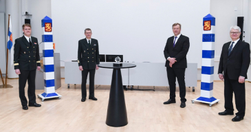 Kuutiopalkinnon ottivat vastaan (vasemmalta) Rajavartiolaitoksen henkilöstöosaston osastopäällikkö, lippuamiraali Tom Hanén ja Rajavartiolaitoksen päällikkö, kenraaliluutnantti Pasi Kostamovaara. Luovuttamassa SKAL:n puheenjohtaja Jani Ylälehto ja toimitusjohtaja Iiro Lehtonen.