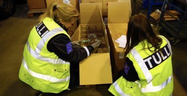 Matkustajan on yhä tehtävä käteisvarailmoitus jokaisesta vähintään 10 000 euron arvoisesta käteisvarakuljetuksesta. 