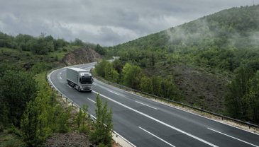 I-Save-toiminnolla varustettu Volvo FH vähentää polttoaineenkulutusta kaukokuljetuksissa jopa 10 prosenttia.