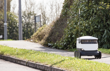 Tavarankuljetusrobotit noudattavat jalankulkijan liikennesääntöjä, vaikka eivät ole jalankulkijoita