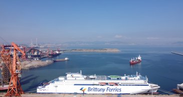 Brittany Ferriesin E-flexer on yksi maailman suurimmista hybridilautoista. Se tulee liikennöimään Iso-Britannian Portsmouthin ja Ranskan St Malon sekä Caenin satamien välillä.