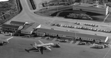 Helsingin lentoasemaa 1950-luvun puolivälissä, matkustajaterminaali. Taustalla lennonvarmistusrakennus.