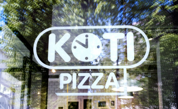 Kotipizza kokeilee ensimmäisenä Suomessa uudelleenkäytettäviä Kamupakin pizzabokseja.
