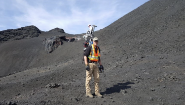 Professori Antero Kukko mittaamassa laserkeilausrepun avulla viisi vuotta purkauksen jälkeen edelleen höyryävää Laavakenttää Holuhraunissa, Islannissa.