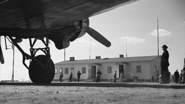 Aero Oyn Douglas DC-3 OH-LCBn siiven alta kuvattuna Oulun lentoaseman vihkiäisissä 30.6.1953.