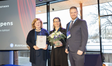 Vuoden logistikko Karen Spens (vasemmlla), LOGYn palkintovaliokunnan puheenjohtaja Anna Aminoff ja LOGYn hallituksen puheenjohtaja Jyri Vilko.
