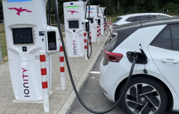 Sähköisten autojen osuus kasvaa nyt nopeasti