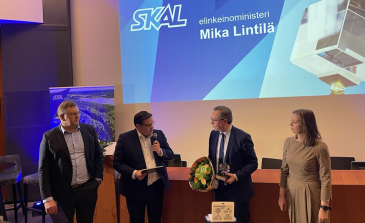 Elinkeinoministeri Mika Lintilä vastaanotti SKALin Kuljetuskuutio-palkinnon 19.1.