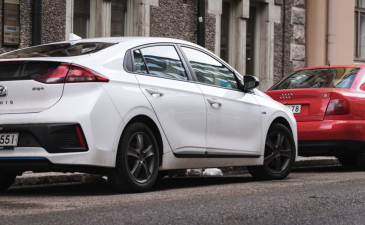 Helsinki haluaa nopeuttaa sähköautojen latauspisteiden toteuttamista