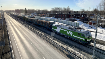 Sähkövetoiset raakapuujunakuljetukset käynnistyneet Kemin biotuotetehtaalle