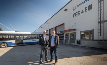 Enerqo Oy:n toimitusjohtaja Mikko Kytölä ja myyntijohtaja Mikko Summala yhtiön uuden huolto- ja korjaamohallin edustalla Vantaan Aviapoliksessa.