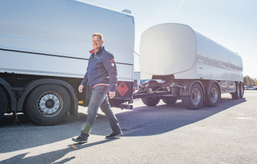 ”Kaikki yhtiömme autot ovat 68-tonnin ajoneuvoyhdistelmiä, joita Keski- Euroopan teillä näe. Kalustoa tarkastetaan sekä normaalissa katsastuksessa vuosittain että European Truck Safety Control-katsastuksissa”, kertoo toimitusjohtaja Tommi Rusi T. Rusi Oy:stä.
