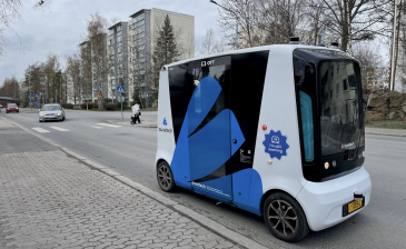Robottibussi liikenteessä Tampereella.