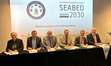 Pohjoismaiden Merikartoituskomission edustajat allekirjoittivat yhteisymmärryspöytäkirjan Seabed 2030 -projektiin osallistumisesta 15.4.2024. Suomea komissiossa edustaa Traficomin johtava asiantuntija ja Suomen kansallinen hydrografi Rainer Mustaniemi.