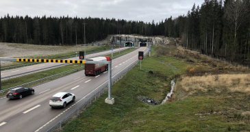 Lahden uuden kehätien tunneileissa Schneider Electricin älytieratkaisut valvovat liikenteen turvallisuutta. Kehätie on vähentänyt Lahden keskustan läpi kulkevaa liikennettä merkittävästi jo ensimmäisen käyttövuoden aikana.