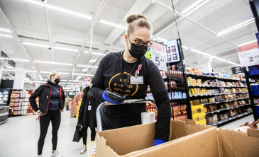 Tiia Sinisalo on yksi Eastonin Citymarketin noin 40:stä keräilijästä, joka käy kaupassa muiden puolesta. Tyypillisenä työpäivänä Sinisalolle kertyy noin 15 000 – 20 000 askelta.