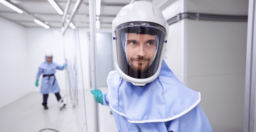 Aikolonin pinnoituspuolen puhdastiloissa käytetään suojavarusteita.