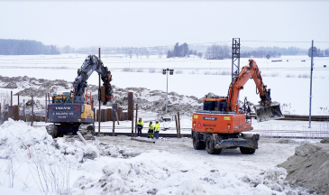 Telinepaalutusta Kolpinsillan työmaalla. Molemmat työkoneet kuuluvat Stage IV -päästöluokkaan.