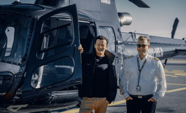 Kuvassa Helsinki Citycopterin perustajat Joonas Nurmi (vas) ja Ari Kallinen sekä yhtiön käyttämä Airbus H125 -helikopteri.