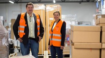 Kuvassa Transvalin toimitusjohtaja Risto Vilo ja Postin logistiikkaratkaisujen johtaja Sari Helander