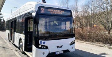  VDL:n Citea SLF-120 Electric -sähköbussi kuljettaa asiakkaita Pohjolan Liikenteen operoimalla HSL:n linjalla 51 Hakaniemen ja Malminkartanon välillä.