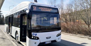 VDL:n Citea SLF-120 Electric -sähköbussi kuljettaa asiakkaita Pohjolan Liikenteen operoimalla HSL:n linjalla 51 Hakaniemen ja Malminkartanon välillä.