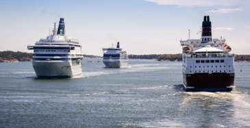 Syväväylän varrella oleva sensoriasema tunnistaa liikkeen ja tallentaa tietoja. Se tekee havaintoja meriliikenteestä ja tuottaa väylästä tilannekuvaa. 