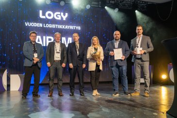 Palkintoa vastaanottamassa vasemmalta oikealle: logistiikkapäällikkö Jan Norss, Head of Planning & Procurement Samuli Salojärvi, tuotantopäällikkö Timo Lindfors, asiakaspalvelupäällikkö Outi Marttila, Head of IT Antti Marmo ja Supply Chain Director Pekka Molarius. Kuva: Sami Siilin