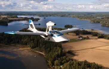 Atol Aviationin Aurora lentovene ilmassa Hauhon yläpuolella. Kuva: Sensofusion
