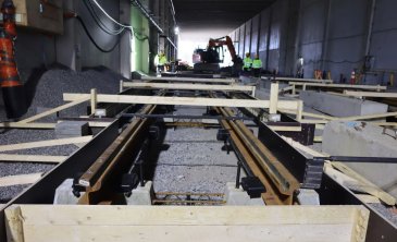 Helsingin Koskelan raidevarikon rakentaminen täydessä vauhdissa